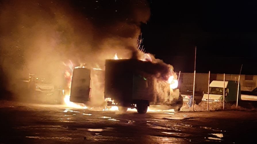 Trei maşini au ars într-o parcare din Galaţi | Cauza incendiului este necunoscută