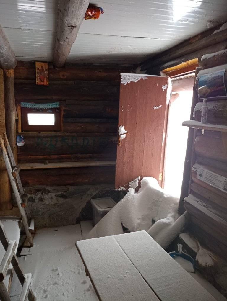 "Rugăm turiştii să se asigure că ușa este bine închisă!" | Cum arată refugiul montan din România în care a nins  810215