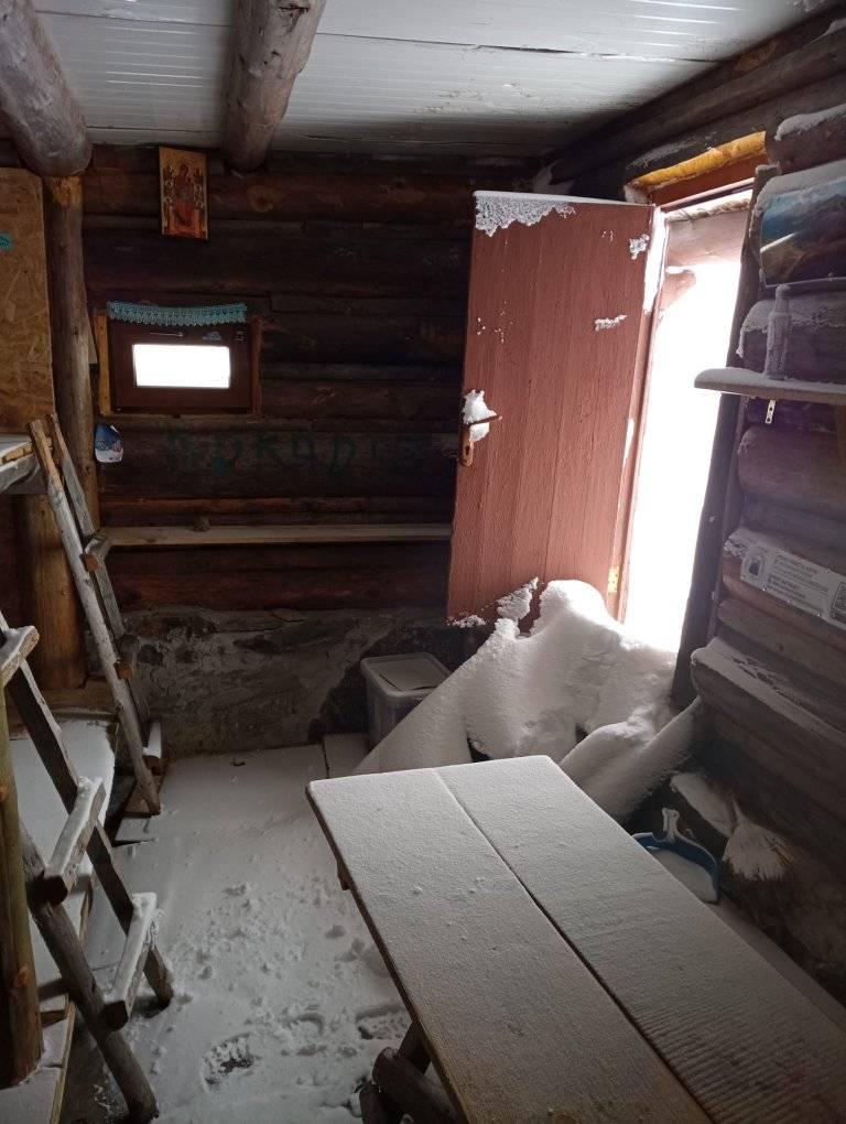 "Rugăm turiştii să se asigure că ușa este bine închisă!" | Cum arată refugiul montan din România în care a nins  810216
