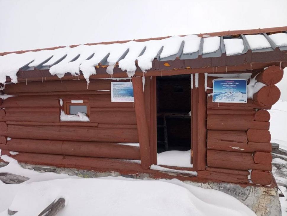 "Rugăm turiştii să se asigure că ușa este bine închisă!" | Cum arată refugiul montan din România în care a nins  810217