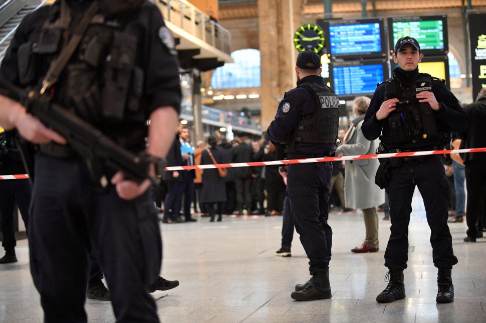 Atac cu cuțitul în gara centrală din Paris. Mai multe persoane au fost rănite