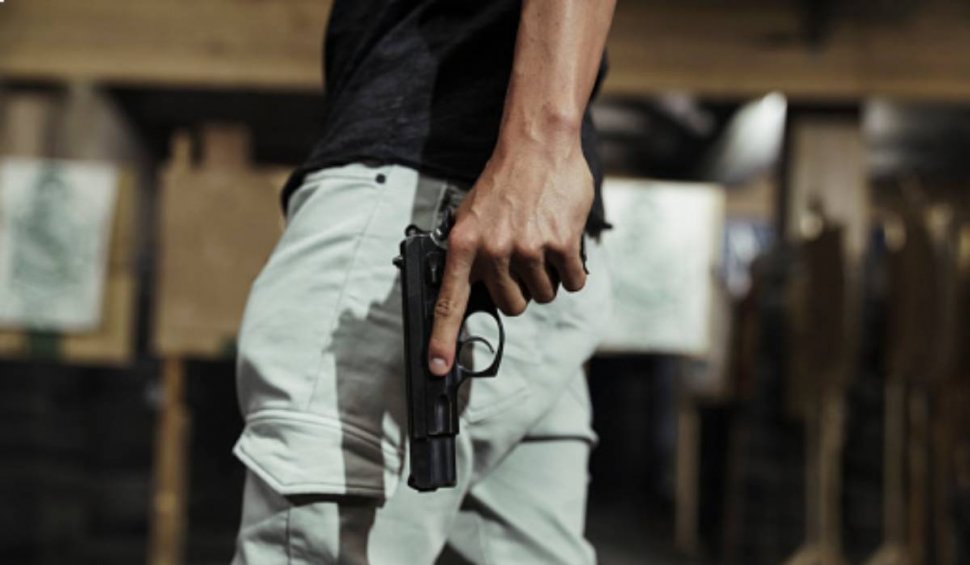 Un bărbat care a amenințat la 112 că va trage cu arma pe stradă fost amendat cu 2000 de lei, în Argeș