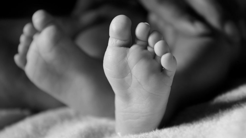 Un bebeluș de 6 luni a murit la doar câteva ore după ce a fost externat din spital. Medicii i-au spus mamei că este sănătos