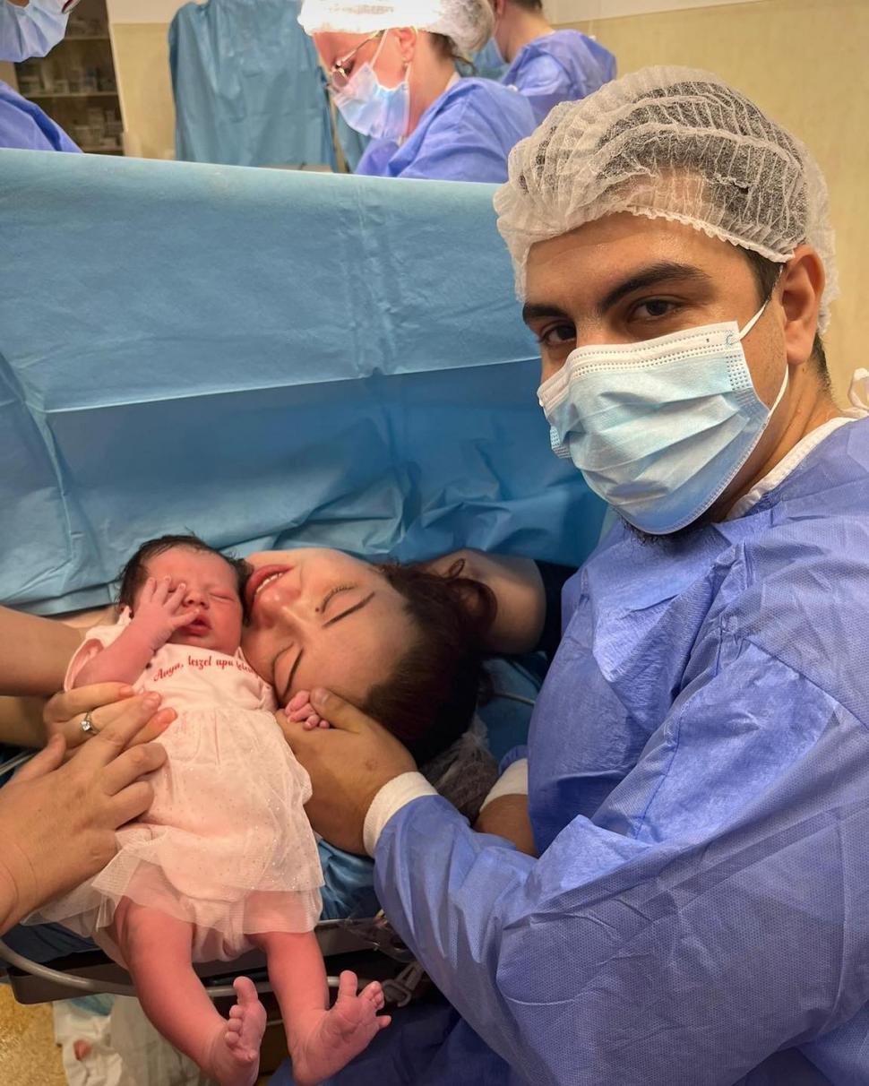 Cerere inedită în căsătorie într-o sală de naşteri, la o clinică din Oradea. Surpriza pusă la cale de tată şi micuţa abia născută  810453