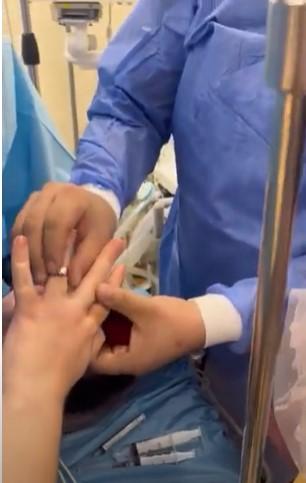 Cerere inedită în căsătorie într-o sală de naşteri, la o clinică din Oradea. Surpriza pusă la cale de tată şi micuţa abia născută  810456