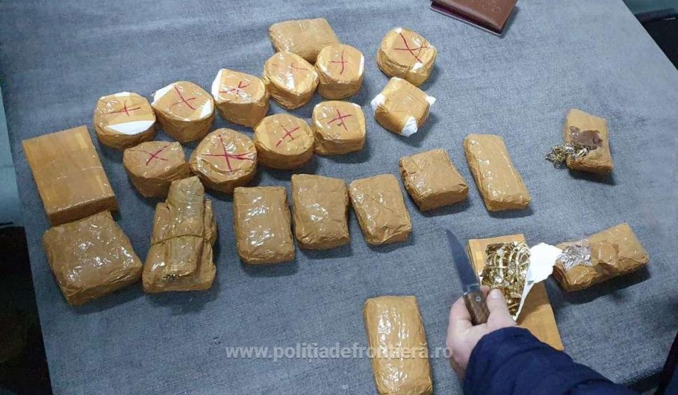 Comoara din motorul unei Skoda. Cu ce a încercat un turc să intre în România 810341