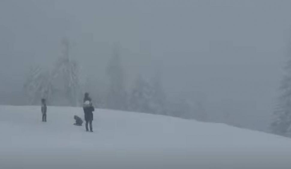Ninge la munte! Imagini cu iarna apărută la sfârșitul vacanței | În Vârful Postăvarul s-a așternut zăpada 810402