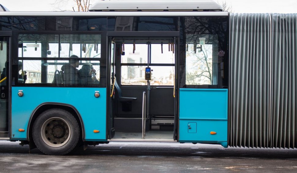 Şoferul unui autobuz din Suceava a plecat la cumpărături în timp ce călătorii au rămas blocați în mașină