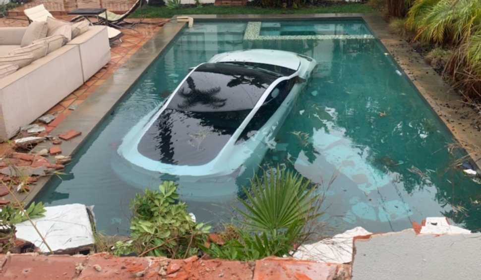 Un șofer a plonjat cu Tesla într-o piscină, după ce a încurcat frâna cu accelerația. Era în mașină cu băiețelul său și bunica acestuia