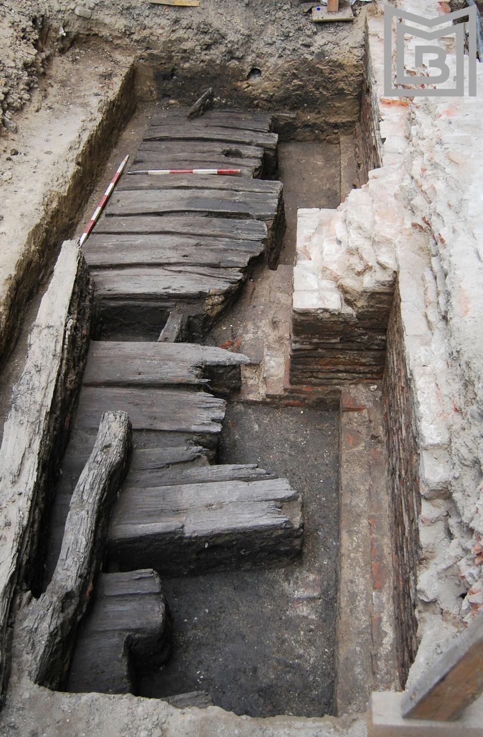 Străzi de lemn au fost găsite sub pavaj în Centrul Istoric din București. Cât de vechi sunt  810458