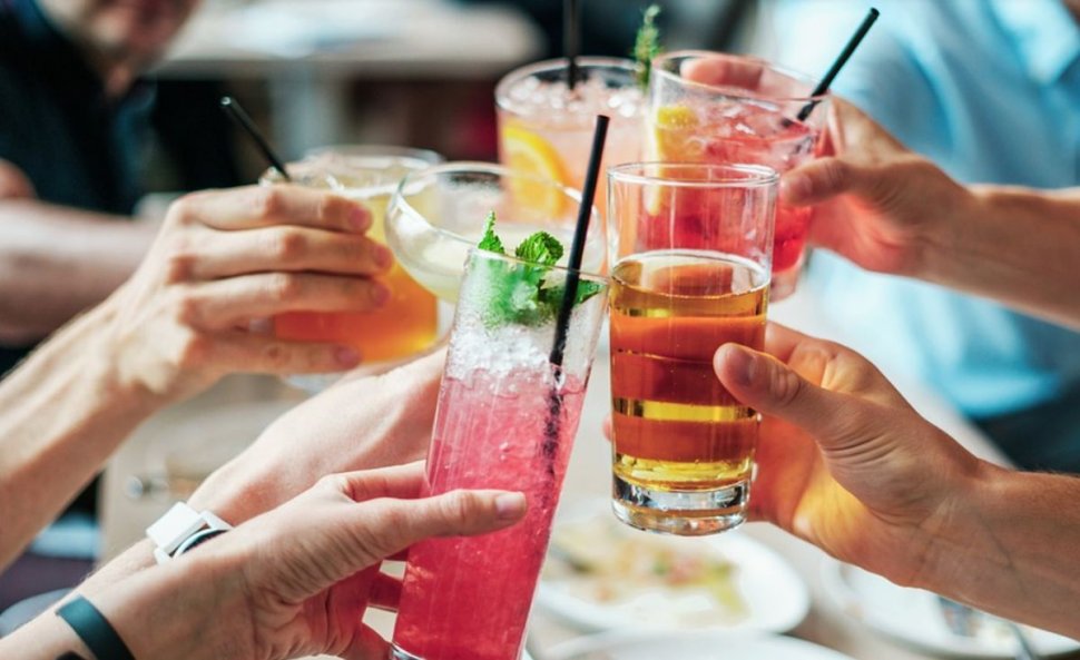 Băuturile alcoolice se scumpesc semnificativ! Cu cât va crește prețul la raft