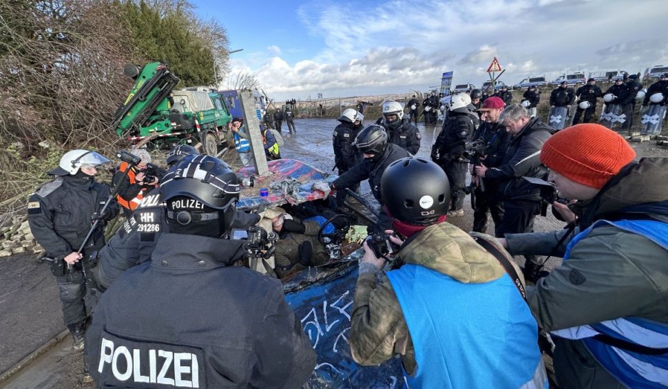 Proteste violente în Germania pentru salvarea unui sat situat pe un zăcământ de cărbune | Protestatarii s-au urcat în copaci și pe acoperișuri