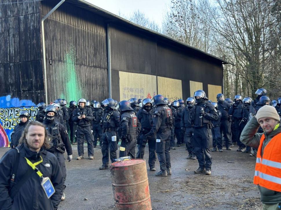 Proteste violente în Germania pentru salvarea unui sat situat pe un zăcământ de cărbune | Protestatarii s-au urcat în copaci și pe acoperișuri 810567