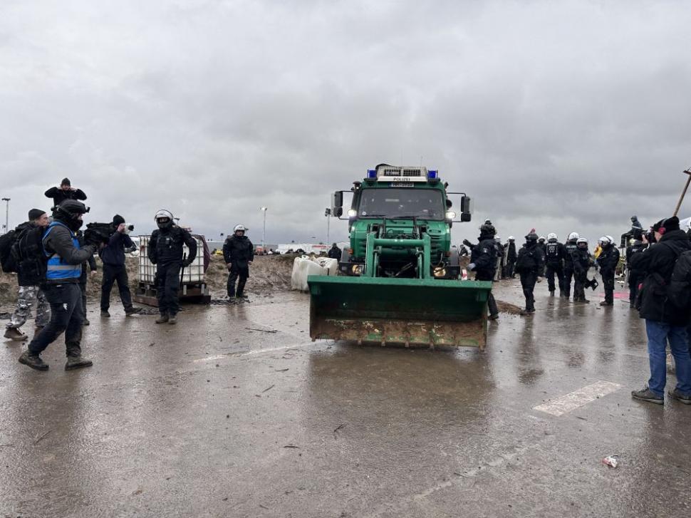 Proteste violente în Germania pentru salvarea unui sat situat pe un zăcământ de cărbune | Protestatarii s-au urcat în copaci și pe acoperișuri 810568