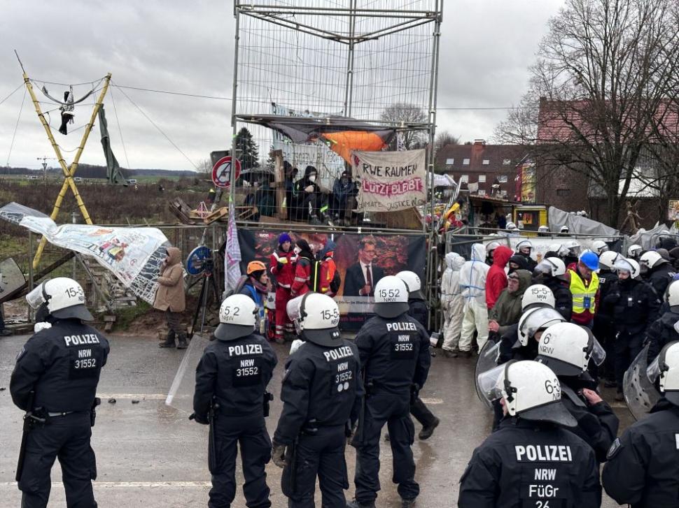 Proteste violente în Germania pentru salvarea unui sat situat pe un zăcământ de cărbune | Protestatarii s-au urcat în copaci și pe acoperișuri 810569