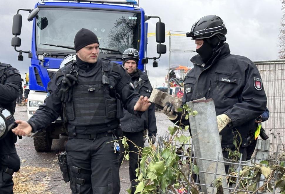 Proteste violente în Germania pentru salvarea unui sat situat pe un zăcământ de cărbune | Protestatarii s-au urcat în copaci și pe acoperișuri 810570