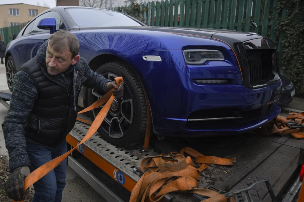 Averea impresionantă a fraților Tate rămâne sub sechestru. Lista autoturismelor de lux ridicate de autorităţi 811015