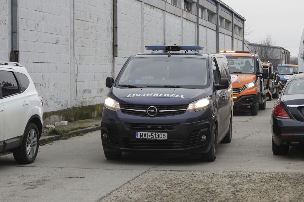 Mașinile de lux ale fraților Tate, ridicate de autoritățile române 810990