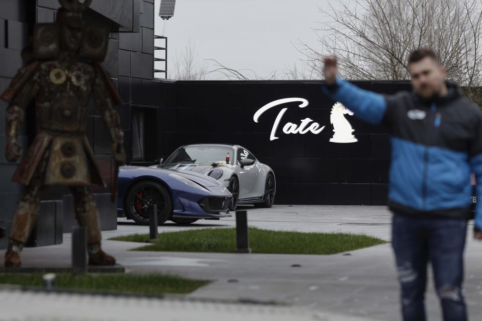 Mașinile de lux ale fraților Tate, ridicate de autoritățile române 810991