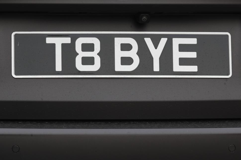 Mașinile de lux ale fraților Tate, ridicate de autoritățile române 810995