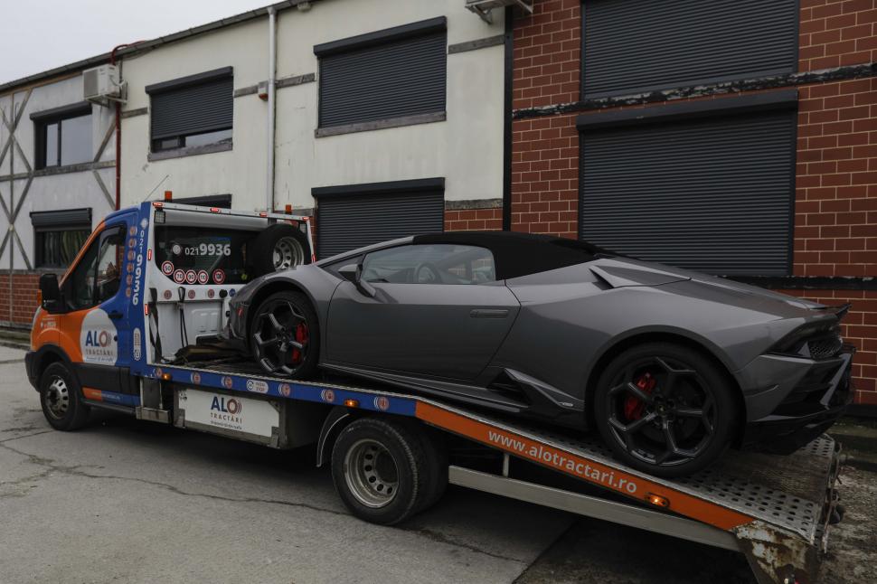 Mașinile de lux ale fraților Tate, ridicate de autoritățile române 810998