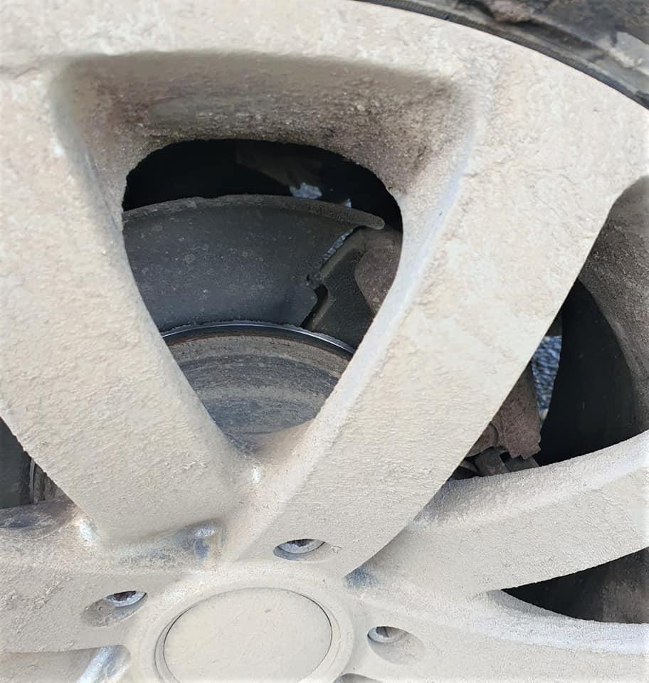 Aşa arată mașina care circula fără discurile de frână ale roților din spate! Inspectorii RAR au rămas fără cuvinte: "Care poate fi logica?" 810948