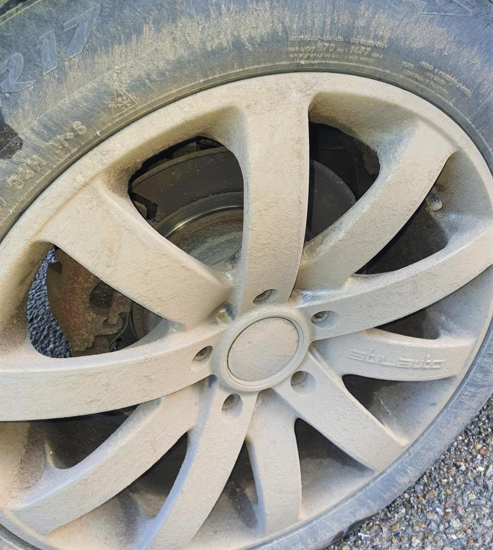 Aşa arată mașina care circula fără discurile de frână ale roților din spate! Inspectorii RAR au rămas fără cuvinte: "Care poate fi logica?" 810949