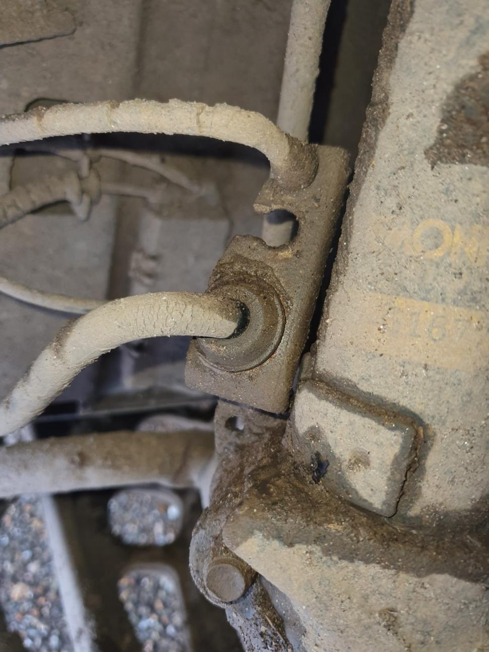 Aşa arată mașina care circula fără discurile de frână ale roților din spate! Inspectorii RAR au rămas fără cuvinte: "Care poate fi logica?" 810950