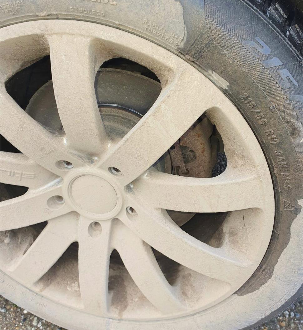 Aşa arată mașina care circula fără discurile de frână ale roților din spate! Inspectorii RAR au rămas fără cuvinte: "Care poate fi logica?" 810951