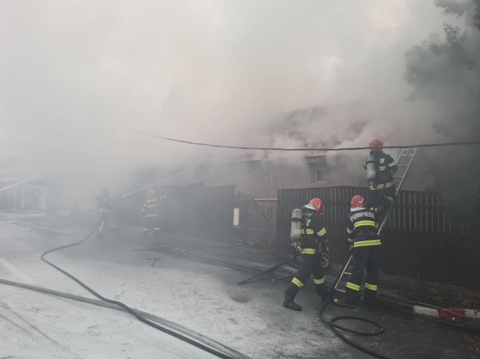 Incendiu violent la o casă și un magazin din Voluntari 811117
