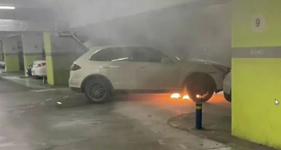 Maşină în flăcări în parcarea unui mall din Bucureşti