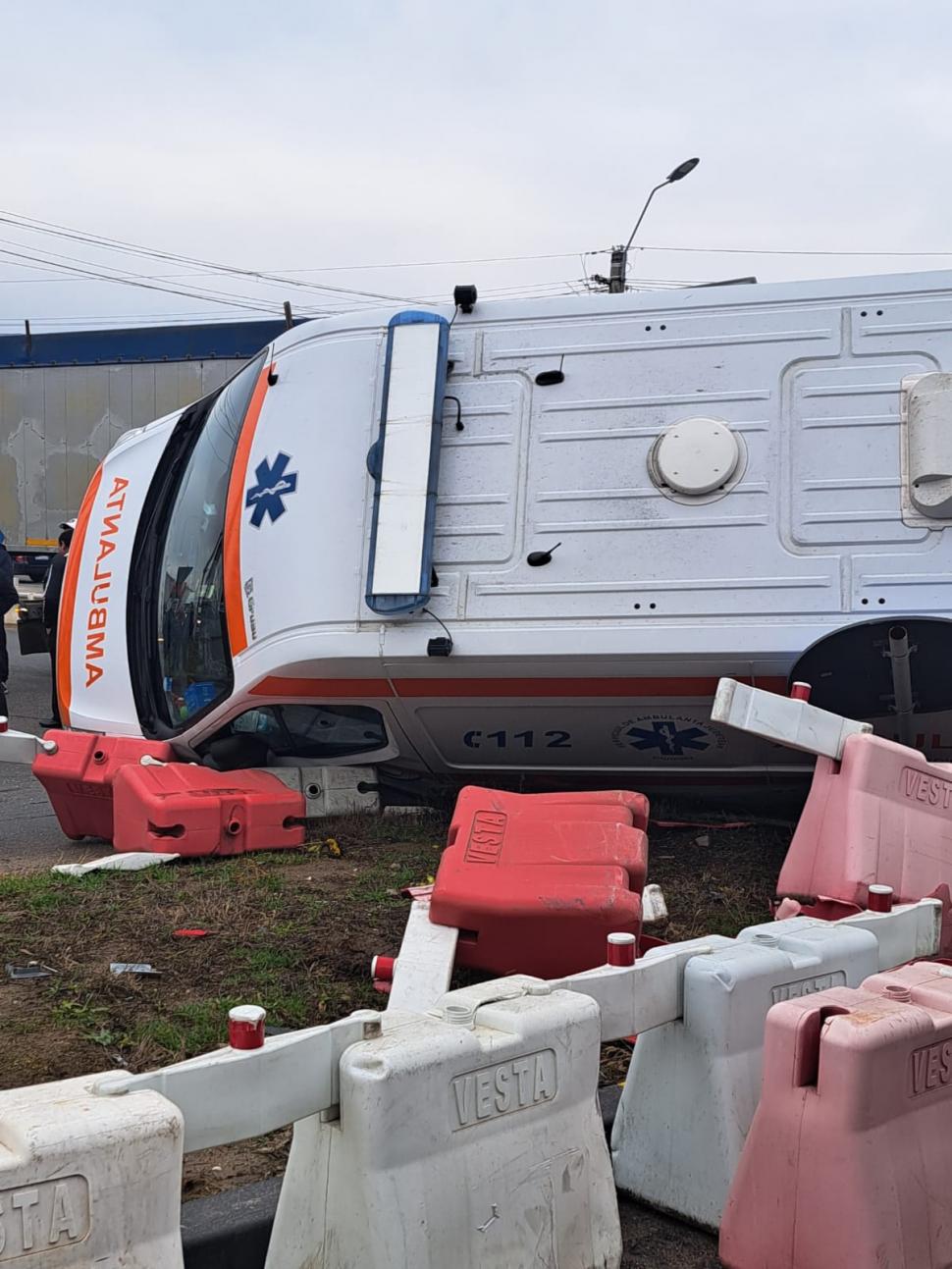Ambulanță răsturnată după impactul cu un TIR, în Ghimpaţi. Doi oameni au ajuns la spital 811273