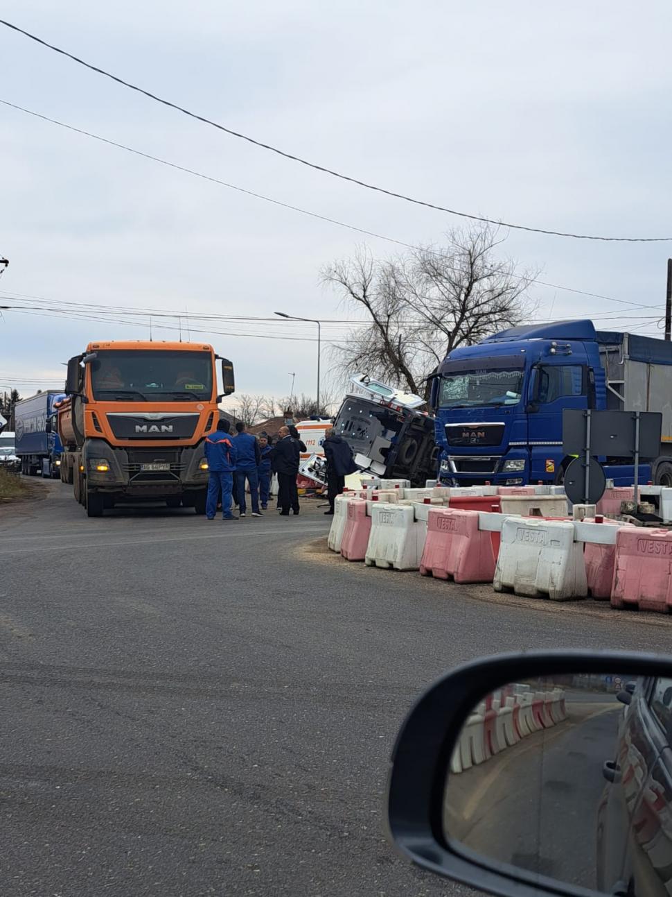 Ambulanță răsturnată după impactul cu un TIR, în Ghimpaţi. Doi oameni au ajuns la spital 811274