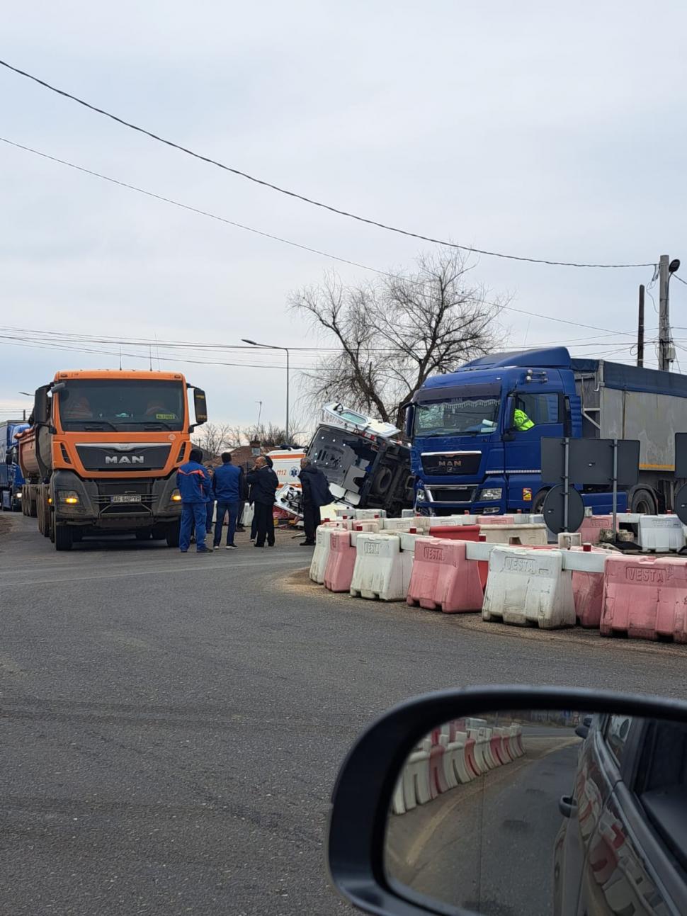 Ambulanță răsturnată după impactul cu un TIR, în Ghimpaţi. Doi oameni au ajuns la spital 811275
