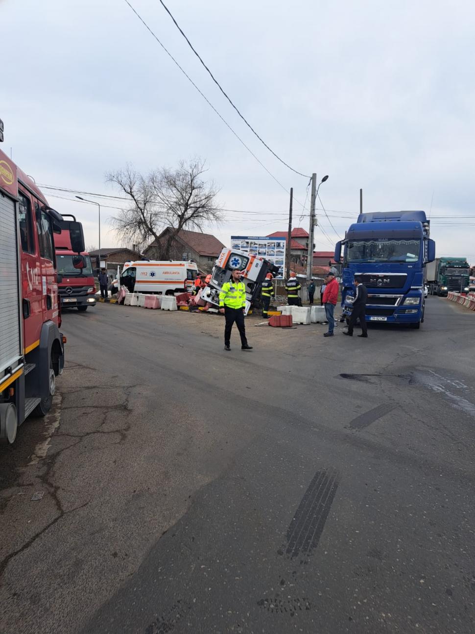 Ambulanță răsturnată după impactul cu un TIR, în Ghimpaţi. Doi oameni au ajuns la spital 811276