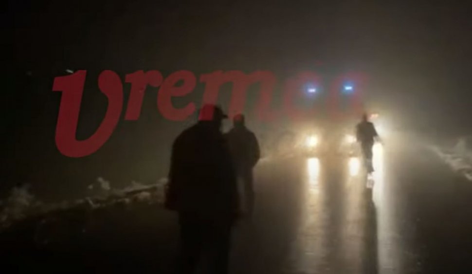 Bătaie pe un drum județean din Vaslui între drumarii veniți să înlăture poleiul și un consilier care îi filma