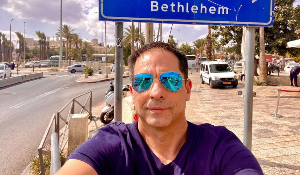 Recunoşti băieţelul vesel şi cu fălcuţe? Azi e un celebru prezentator TV de succes, care a refuzat mai multe partide politice 811099