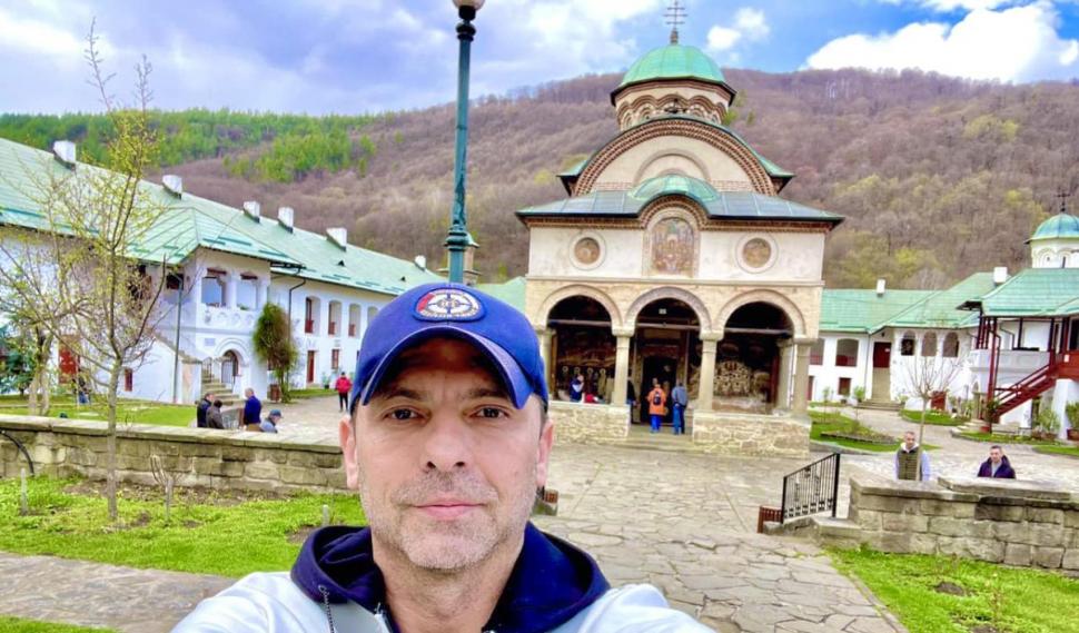 Recunoşti băieţelul vesel şi cu fălcuţe? Azi e un celebru prezentator TV de succes, care a refuzat mai multe partide politice 811100