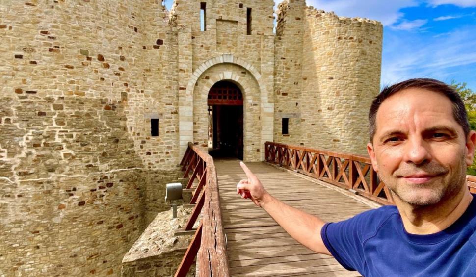 Recunoşti băieţelul vesel şi cu fălcuţe? Azi e un celebru prezentator TV de succes, care a refuzat mai multe partide politice 811101