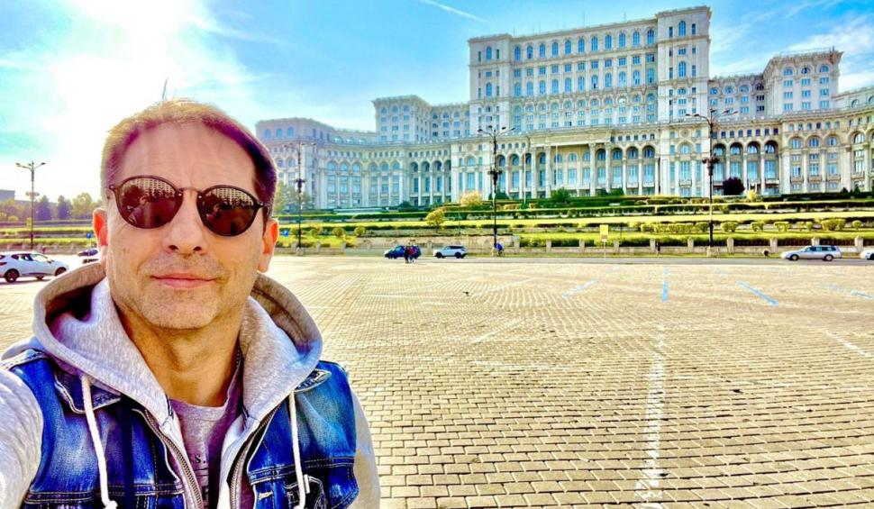 Recunoşti băieţelul vesel şi cu fălcuţe? Azi e un celebru prezentator TV de succes, care a refuzat mai multe partide politice 811102