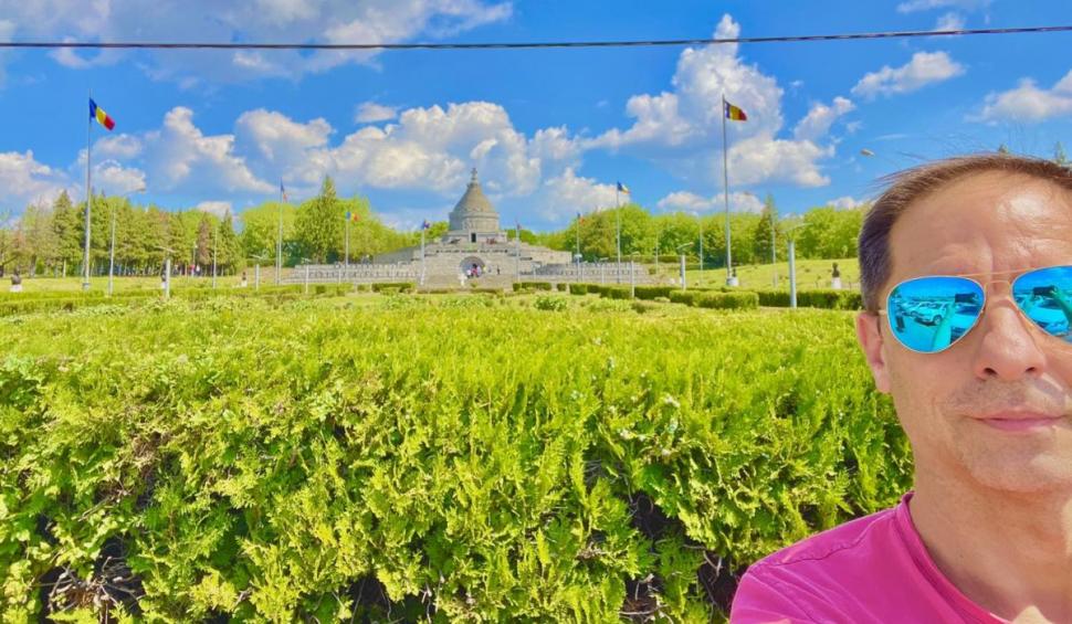 Recunoşti băieţelul vesel şi cu fălcuţe? Azi e un celebru prezentator TV de succes, care a refuzat mai multe partide politice 811103