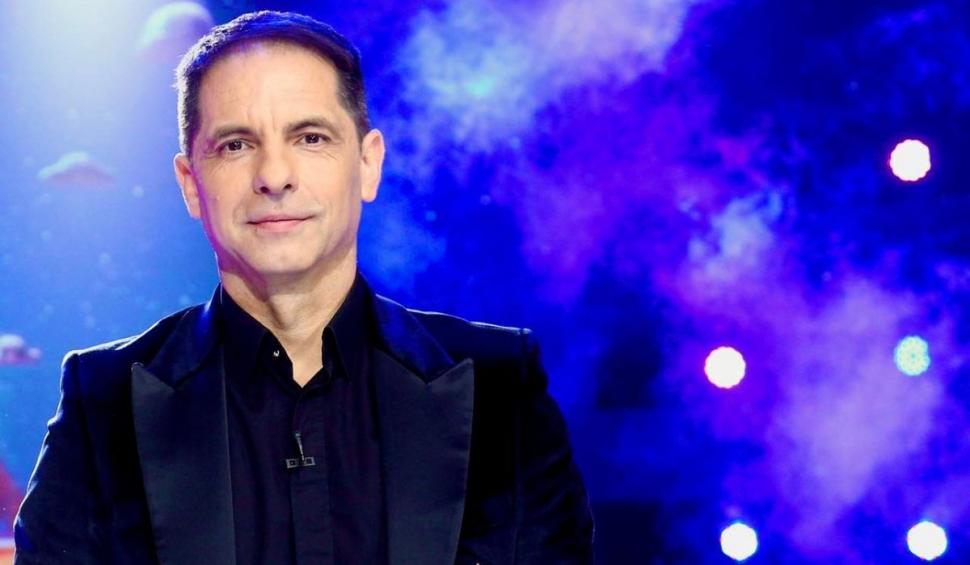 Recunoşti băieţelul vesel şi cu fălcuţe? Azi e un celebru prezentator TV de succes, care a refuzat mai multe partide politice 811105