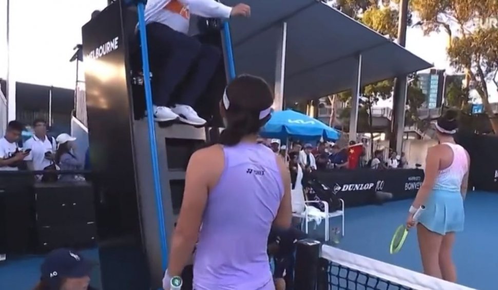 Faza zilei la Australian Open: Arbitrul a luat-o la fugă după un fan care a furat un prosop