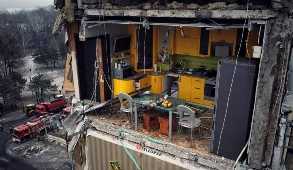Imagine virală cu o bucătărie rămasă intactă, într-un bloc din Dnipro bombardat de ruși