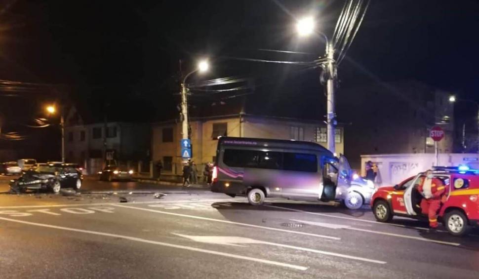 Patru victime după ce o mașină și un microbuz s-au lovit frontal pe o stradă din Sibiu 811858