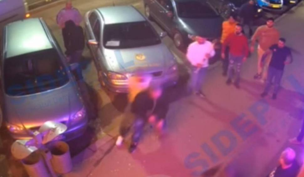 Bătaie cu topoare în fața unei săli de jocuri din Buhuși. Trei persoane au ajuns la spital  811634