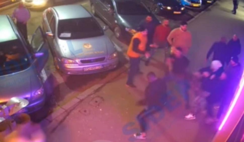 Bătaie cu topoare în fața unei săli de jocuri din Buhuși. Trei persoane au ajuns la spital  811635