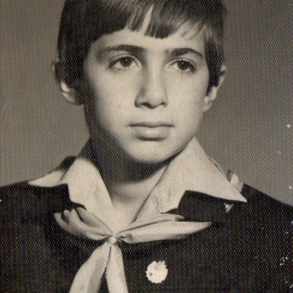 Recunoşti copilul pionier cu privire melancolică? Azi e un bărbat celebru care apare la America Express 811557