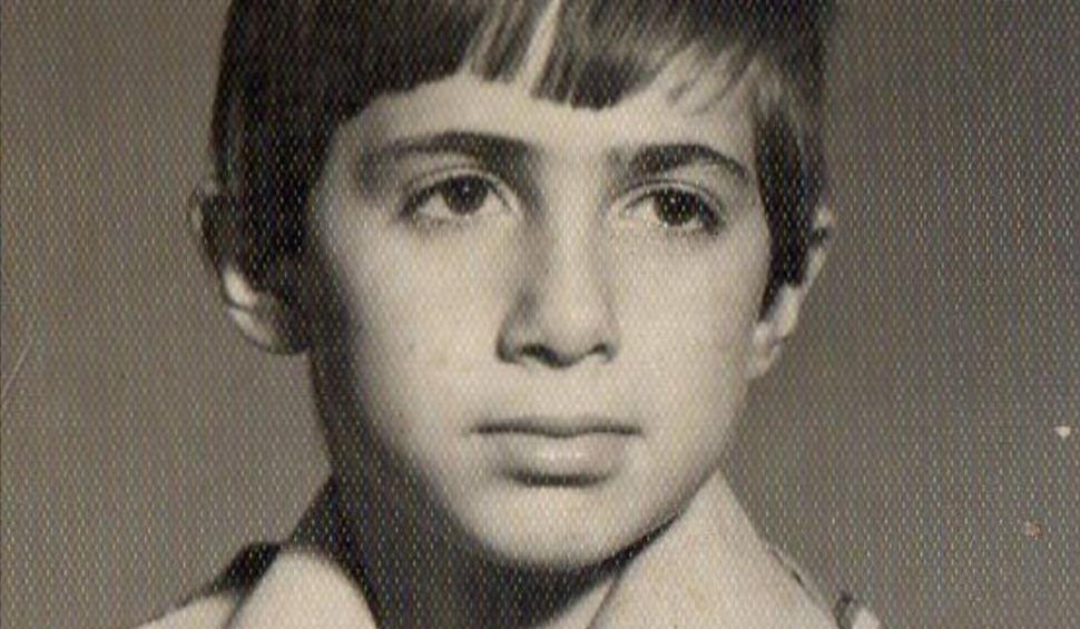 Recunoşti copilul pionier cu privire melancolică? Azi e un bărbat celebru care apare la America Express 811559