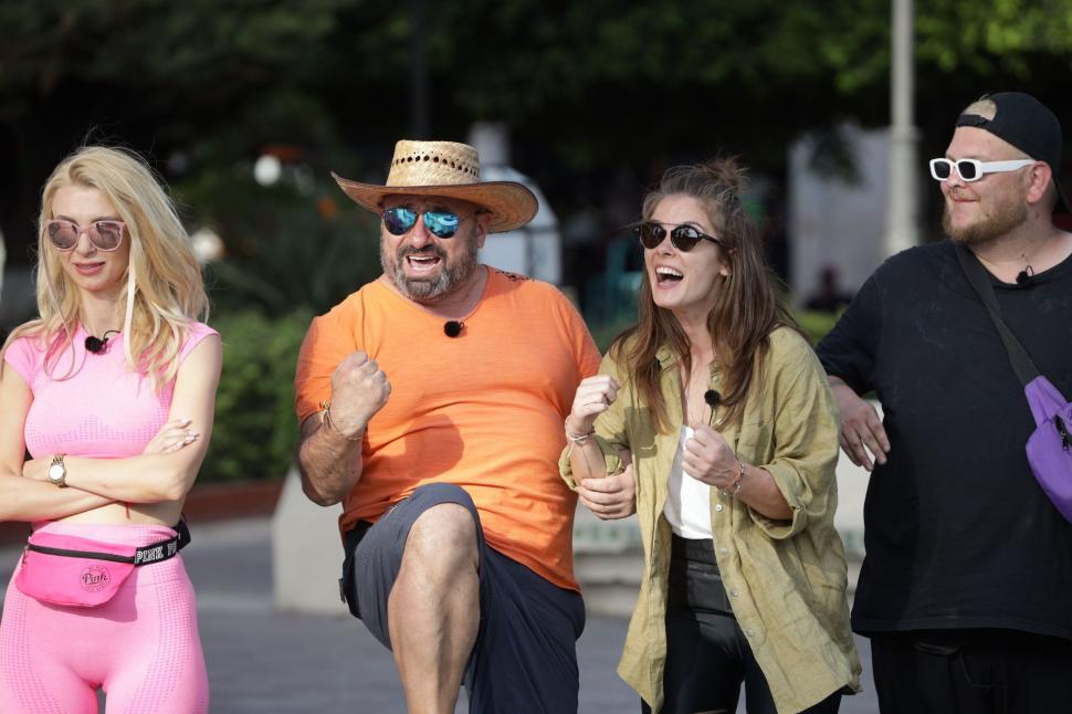 Recunoşti copilul pionier cu privire melancolică? Azi e un bărbat celebru care apare la America Express 811560